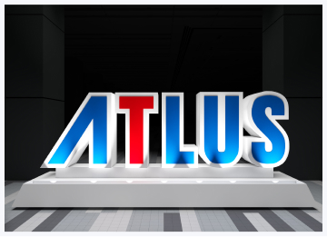 会場入口に特大「アトラスロゴ」登場!