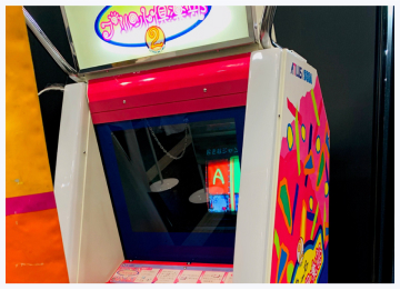 “プリクラ”こと元祖「プリント俱楽部」筐体展示